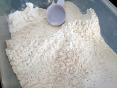 Bơ sáp lấy phần thịt, Xay bơ với sữa tươi và sữa chua có thể cho một chút sữa đặc và đường. Đong 60 gram bột mì, rây bột vào hỗn hợp.