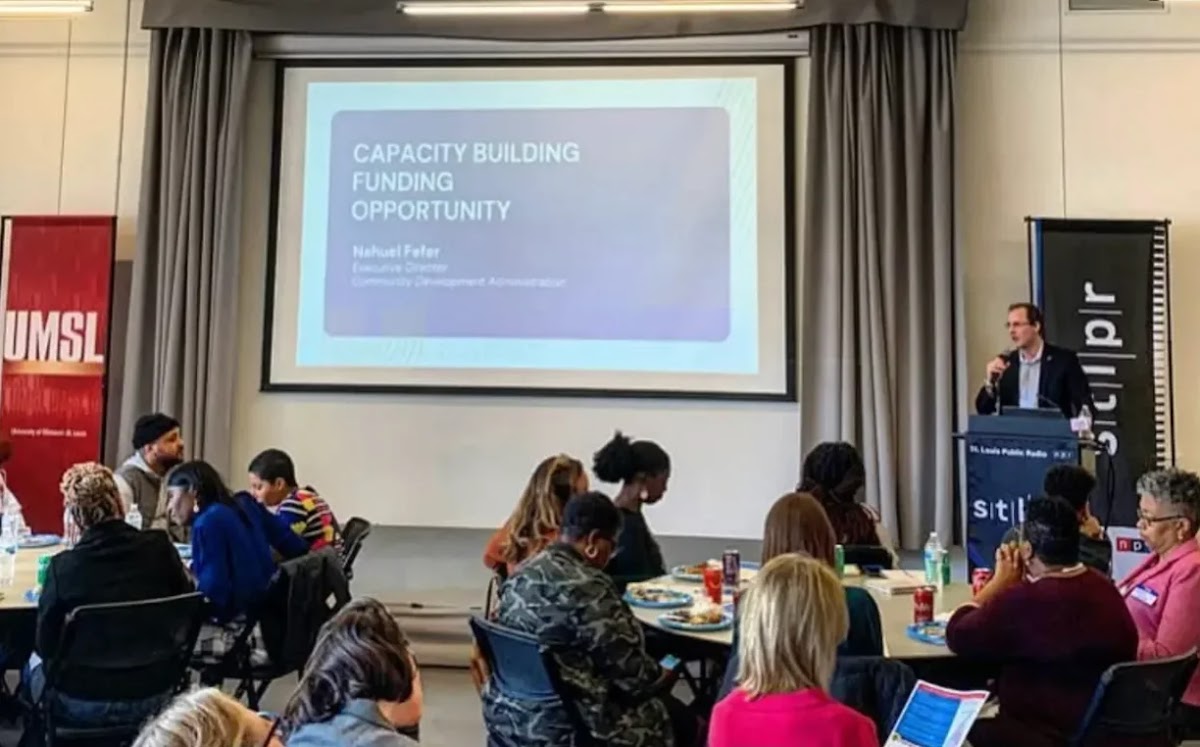 Nahuel Fefer presenting a capacity building funding opportunity to community organizations.