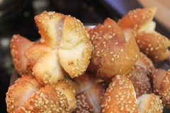 Vớt bánh ra, để ráo dầu. Vậy là món bánh ngon, hấp dẫn đã xong, mời cả nhà thưởng thức thử xem sao nhé!