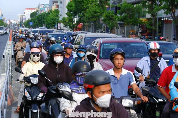 Phân luồng mới, giao thông cửa ngõ Tân Sơn Nhất 'giảm nhiệt' nhưng nhiều lúng túng - Báo Tiền Phong