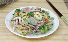 Cuối cùng múc ra đĩa, bên trên rắc ít đậu phộng rang. Cùng thưởng thức thôi nhé!