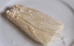 Thịt bò rửa sạch, băm nhuyễn. Nấm kim châm cắt bỏ gốc, rửa sạch, để ráo nước.