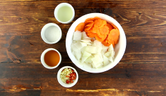 Cách làm nước chấm và đồ chua ăn kèm bánh rán mặn: Chuẩn bị nước chấm kèm rau, cắt cà rốt thành từng lát mỏng có hình giống bông hoa. Còn su hào thì cắt thành từng khối vuông mỏng. Sau đó cho lần lượt nước, nước cốt chanh, đường, nước mắm cùng tỏi ớt vào. Trộn đều cho cà rốt và su hào hòa quyện với nước mắm, bạn nhớ tùy chỉnh tùy khẩu vị mình nữa.