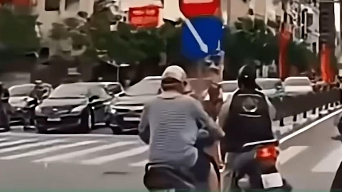 Cô gái đi xe máy tạt đầu gây va chạm liên hoàn rồi vô tư rời đi - Báo VTC News