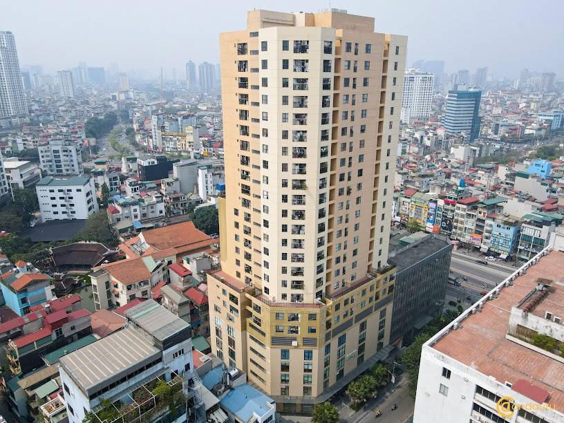 <p>Chung cư Tân Hồng Hà Complex do Công ty CP Phát triển Đô thị Quốc tế Việt Nam làm chủ đầu tư. Dự án được thiết kế gồm 1 khối nhà cao 24 tầng bao gồm các phân khu chức năng như văn phòng, trung tâm thương mại, khối 7 khách sạn 5 sao và khu căn hộ cao cấp. </p>
<p>Trong đó, dự án được phân bổ như sau:</p>
<ul>
<li>2 tầng hầm: Bãi để xe </li>
<li>Tầng 1 – 5: Tổ hợp thương mại - văn phòng</li>
<li>Tầng 6 - 24: Tổ hợp các căn hộ chung cư </li>
<li>Khối khách sạn 07 tầng bên ngoài là khách sạn 5 sao cao cấp.</li>
<li>Tầng 8 có thiết kế bể bơi ngoài trời</li>
</ul>