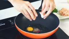 Cho 1 thìa dầu ăn vào chảo đập 1 trái trứng vào chảo chiên chín, kế đến cho đầu hành vô chung. Chiên trứng chín đánh miếng nhỏ cho vào cơm chiên sẽ thơm.