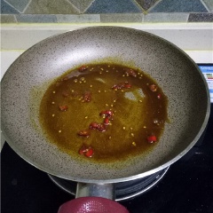 Đun nóng 2 muỗng canh dầu ăn, cho nửa chỗ ớt vào đảo đều cho dậy mùi. Thêm vào nước tương, bột cà ri, muối và đường, khuấy đều cho tan gia vị. Cuối cùng cho khoai tây nghiền vào đảo đều ít phút thì tắt bếp.