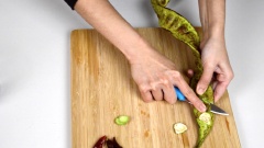 Đầu tiên tác lấy hạt đậu Parkia speciosa từ trái đậu. Sử dụng một con dao để cắt qua từng trái đậu, để lấy hạt đậu bên trong. Sau đó loại bỏ lớp vỏ hạt đậu.