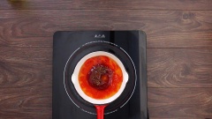 Làm sốt sa tế: Cho vào chảo 1 muỗng canh đường, 1 muỗng canh nước mắm, 2 muỗng canh tương ớt, 1 muỗng canh tương cà và 1 muỗng canh ớt sa tế. Khuấy đều với lửa nhỏ đến khi sốt sôi lăn tăn thì tắt bếp.