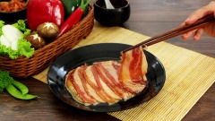 Lần lượt cho 2 muỗng canh gia vị hoàn chỉnh Barona nướng Nhật Yakiniku vào ướp với 150gr ba chỉ bò và 150gr ba chỉ heo trong 30 phút.