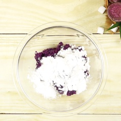 Viên khoai dẻo: Cho vào tô 100g khoai nghiền, thêm 50g-70g bột năng, nhồi đều cho thành khối. Sau đó, se dài khối bột và cắt thành những viên nhỏ. Bắc nồi nước lên bếp, nước sôi thì thả các viên khoai vào luộc đến khi viên khoai dẻo nổi lên mặt nước, vớt ra tô nước lạnh để khoai được dẻo.