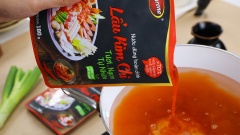 Nấu nước lẩu kim chi: bắc lên bếp 1 chiếc nồi lớn, chế vào 1.8 lít nước, thêm vào 1 gói Lẩu kim chi - Nước dùng hoàn chỉnh Barona, khuấy đều rồi đun sôi nước lẩu. Sau đó cho thêm 200gr kim chi, 150gr bánh gạo (loại tròn hoặc dẹt đều được), đun cho nước lẩu sôi lại là hoàn tất.