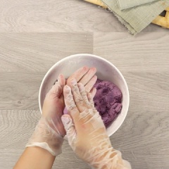 Ngắt một ít bột ra lòng bàn tay, vo tròn, dùng ngón cái ấn dẹp. Sau đó, cho phô mai cắt như hình vào, vo tròn lại sao cho lớp khoai lang bọc hết phần phô mai.