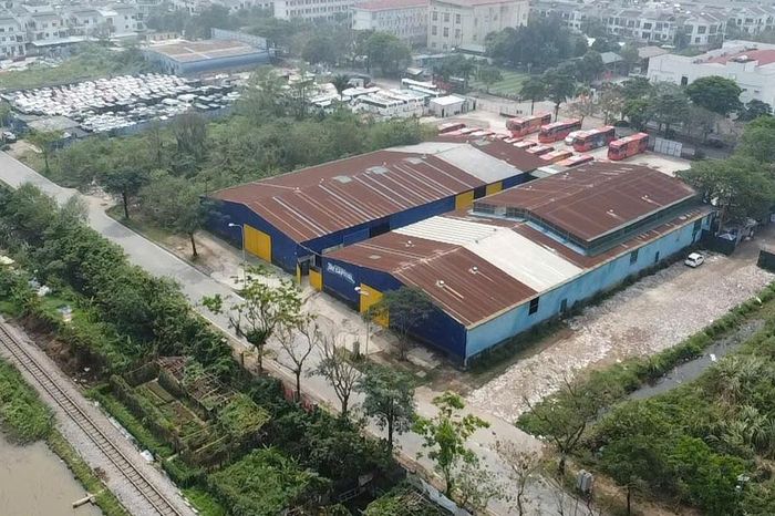 Hà Nội: Chập chờn nỗi lo cháy nổ tại cụm sân pickleball và bãi đỗ xe cạnh đường Thị Cấm ở phường Xuân Phương - Chuyên trang Gia Đình &amp; Xã Hội - Báo Sức khỏe &amp; Đời sống