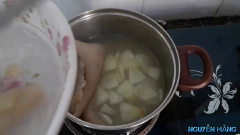 Chuẩn bị 1 nồi nước sôi, cho hành tây và gừng vào sau đó cho da heo vào luộc chung. Mình sẽ luộc trong vòng 5 đến 10 phút cho da heo chín nhé. Khi da heo chín vớt ra cho vào tô nước đá rồi cắt nhỏ ra thành sợi. Xoài cũng bào ra thành sợi.