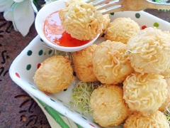 Ức gà trộn khoai tây chiên giòn với thịt gà luộc xé sợi nhồi cùng khoai tây hấp chín nghiền nhuyễn. Cuối cùng vo thành từng viên rồi lăn qua vụn mì tôm nghiền nhỏ, chiên chín vàng giòn.