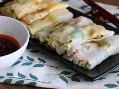 Như vậy món bánh cuốn nhân thịt đã hoàn tất. Bạn có thể dùng bánh cuốn nhân thịt với ít rau thơm, giá sống và nước mắm để món ăn thêm phần bắt vị. Bánh cuốn nhân thịt thông thường thanh ngọt vị tôm thịt, những cuốn có tráng thêm trứng đánh sẽ bùi béo thêm vị trứng. Ăn vô cùng hấp dẫn và dễ gây nghiện.