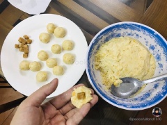 Nghiền nhuyễn đậu gà, thêm 2 thìa canh sữa đặc. Thêm từng thìa bột năng vào, trộn đều thành khối dẻo mịn, ko dính tay. Cho đường mật vào giữa, viên thành từng viên tròn.
