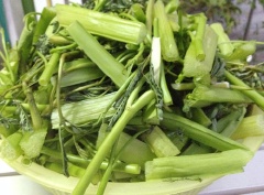 Các loại rau ăn kèm món lẩu nhặt và rửa sạch, để ráo.