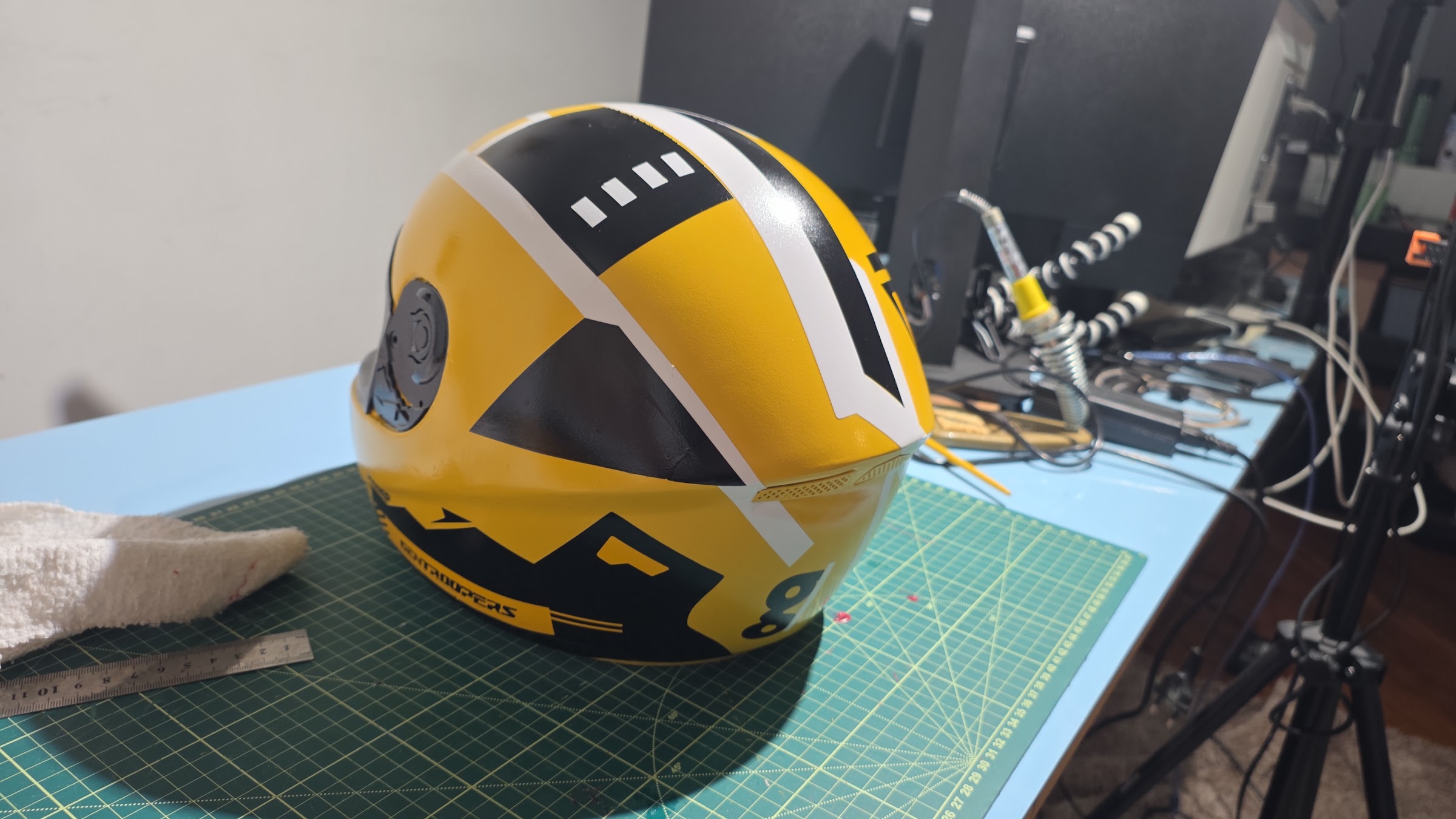 Vista traseira do capacete personalizado para Gentrop, mostrando o grafismo geométrico em preto, branco e amarelo.