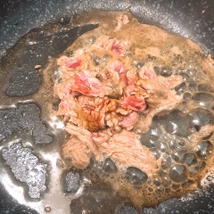 Thịt bò ướp 2 muỗng cà phênước tương Maggi và 1 muỗng mật ong, 1 muỗng tiêu, trộn đều cho thấm gia vị. Cho 1 muỗng canh dầu ăn, tỏi băm và cho thịt bò vào chảo, trộn đều.