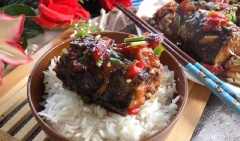 Gắp cá ra đĩa, trang trí ớt hiểm và thưởng thức cùng cơm nóng. Cá nục kho mặn với thịt cá nục kho chắc, bùi béo, hòa quyện với cà chua và gia vị đậm đà. Món này hứa hẹn rất tốn đấy nhé!