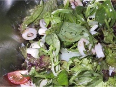 Trộn mực với cà chua và hành tây. Trộn tiếp với hỗn hợp rau và 1 muỗng canh giấm sao cho vừa ăn. Thêm rau vào trộn đều lần nữa và bày ra đĩa rồi thưởng thức!