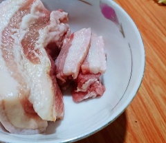 Thịt ba chỉ (nếu thích hương vị hải sản bạn có thể dùng tôm hoặc mực thay thế) rửa sạch, thái sợi, và ướp gia vị với hành củ băm nhuyễn và hạt nêm. Dưa leo rửa sạch, bỏ bớt ruột, thái lát, đặt dưa vào trong ngăn mát giữ độ lạnh và giòn nhé.