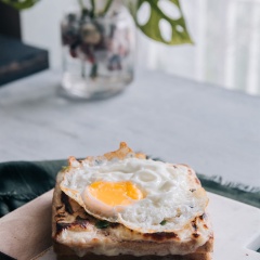 Đây là món ăn nhẹ đặc trưng ở các quán cafe hoặc quán bar tại nước Pháp xinh đẹp. Croque Monsieur có nghĩa là Quý ông giòn rụm, mô tả đúng chất giòn của chiếc bánh. Ngoài ra còn một phiên bản Croque Madamme - Quý cô giòn rụm thì cách thức cũng y chang nhau có điều "Quý cô" được ưu ái đội thêm 1 "chiếc mũ rộng vành" là một quả trứng opla xinh xắn