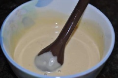 Pha sốt mayonnaise: Cho 3 muỗng canh sốt mayonnaise, 1 muỗng canh tương ớt, 1 muỗng canh nước cốt chanh vào chén, khuấy đều.