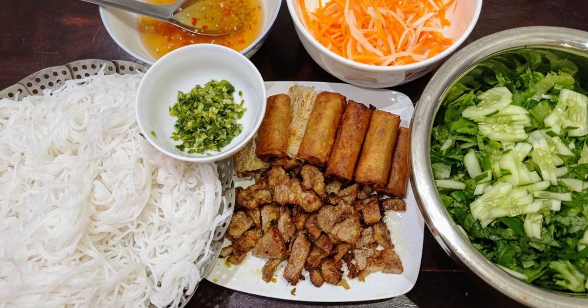Bún thịt nướng chả giò