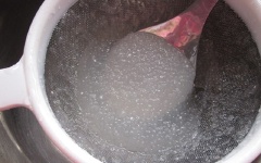 Sau đó chần bột báng qua nước sôi để lạnh cho bột báng trong.