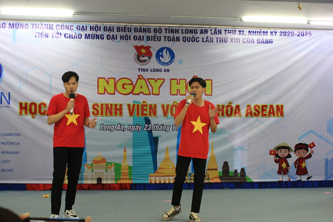 Đội thi DLA thể hiện phần thi tài năng bằng các tiết mục văn nghệ vui tươi, điệu nhảy sôi động