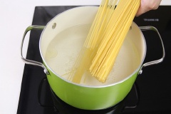 Đun sôi nồi nước, cho mì ý vào, luộc chín mềm. Vớt mì ý ra, để ráo nước.