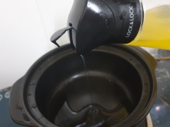 Cho dầu lên bếp và cho thêm 1 phần sả hành ớt còn lại vào chảo xào đến khi thơm.