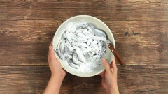 Chiên lươn: Sau khi thịt lươn nguội, cắt thành từng sợi nhỏ. Nêm gia vị gồm 5gr hạt nêm và 2gr tiêu. Dùng muỗng trộn đều. Tiếp theo cho vào tô 30gr bột mì đa dụng và 30gr bột bắp. Trộn đều để từng miếng thịt lươn được lớp áo bột bên ngoài. Đun nóng chảo dầu, cho lươn vào chiên đến khi vàng giòn, vớt lươn ra để ráo dầu.