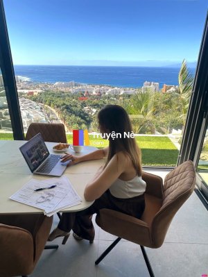 Cuộc Chiến Giữa Hai Cô Gái Thẳng