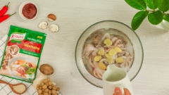 Sơ chế bạch tuộc: Bạch tuộc mua về rửa sạch với muối và gừng để khử mùi tanh, sau đó chia bạch tuộc làm 2 phần. Một phần để ướp với gia vị còn một phần để nguyên.