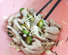Trộn đều chân gà, ớt, sả, quất và tỏi lại với nhau. Cho chân gà và các gia vị đã trộn vào hũ thủy tinh hoặc hộp nhựa,... đã chuẩn bị trước. Đổ nước dùng ngập chân gà. Đậy kín nắp hũ (hộp) cho vào tủ lạnh. Sau khoảng 1,2 ngày có thể ăn được.