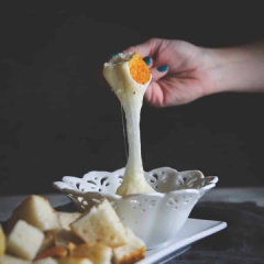 Phô mai đã sẵn sàng, bạn cho gia đình và bạn bè dùng ngay với bánh mì, bánh snack... nhé. Món này rất đơn giản nhưng cực kì thơm ngon, tiện lợi, buổi sáng bận rộn, bạn không còn phải lui cui trong bếp nữa rồi.