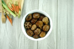 Nấm đông cô sau khi ngâm nước muối, xả lại với nước lạnh. Dùng dao khứa dấu cộng trên mặt nấm, để lúc xào gia vị thấm vào bên trong.