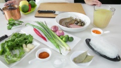 Sơ chế các nguyên liệu: Cắt hạt lựu ớt xanh, hành lá, rau ngò. Tỏi và hành tím cắt mỏng. Củ sả đập dập. Mực cắt khoanh tròn. Tôm bóc vỏ quanh thân, giữ nguyên đầu và đuôi cho đẹp mắt.