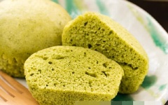 Lấy bánh ra, để nguội và thưởng thức. Mùi thơm của bột matcha, ngọt của bánh, mềm mềm ăn rất ngon!
