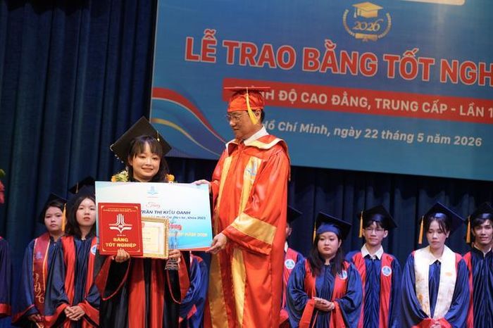 Nữ sinh gây ấn tượng mạnh khi trở thành thủ khoa cả đầu vào lẫn đầu ra - Báo Người Lao Động