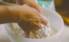 Làm vỏ bánh trôi nước: cho 500gram bột nếp vào thau dùng tay bóp nát phần bột sau đó cho nước từ từ vào. Tiếp tục dùng tay nhồi và cho nước vào từ từ để bột dẻo.