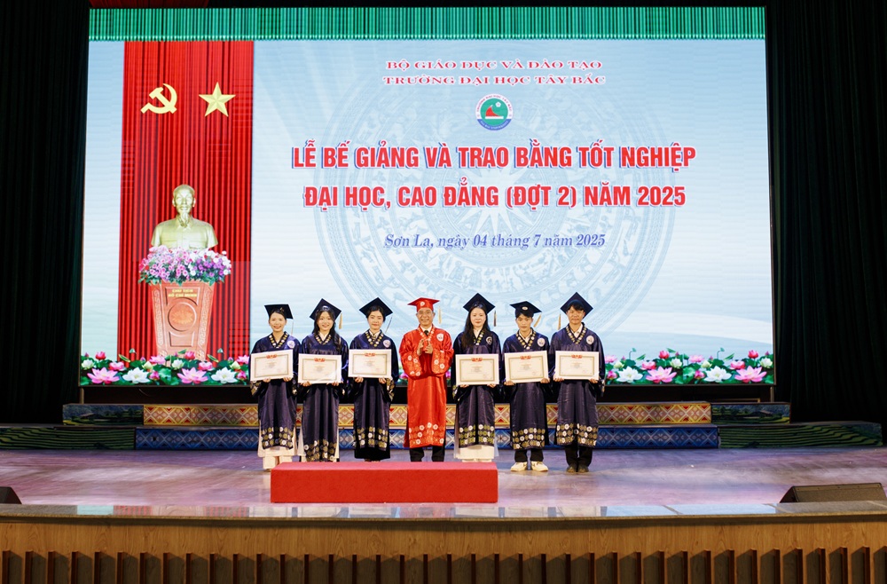Lễ bế giảng và trao bằng tốt nghiệp đại học, cao đẳng hệ chính quy (đợt 2) năm 2025 tại Trường Đại học Tây Bắc