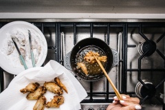 Bạn lưu ý không chiên quá nhiều gà cùng một lúc, sau khi chiên một mặt 7-8 phút thì trở mặt còn lại cho chín vàng. Gà chiên xong vớt ra dĩa có sẵn khăn giấy để ráo dầu.