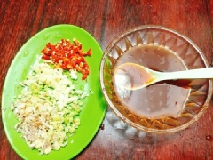 Bạn cho nước cốt chanh, nước mắm, đường, tương ớt vào 1 cái bát và khuấy đều cho tan, sau đó cho tất cả phần tỏi băm, ớt băm, sả băm vào trộn đều. Cho chân gà đã chín vào 1 cái tô và rưới phần nước mắm cay lên trên, sau đó trộn đều và đem cất ngăn mát tủ lạnh khoảng 2 tiếng cho ngấm gia vị, khi ăn bạn chỉ việc bày ra đĩa và thưởng thức.