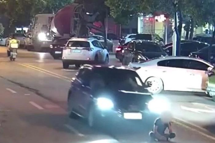 Mải nghe điện thoại giữa đường, thanh niên say rượu bị Audi tông rồi cán thêm lần nữa - Tạp chí Doanh Nghiệp Việt Nam