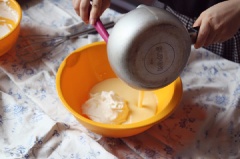 Đánh bông 200g kem whipping rồi cho hỗn hợp trứng vào, trộn đều đến khi hỗn hợp sáng mịn.